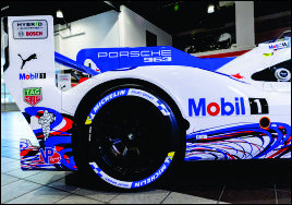 A Mobil 1 és a Porsche 30 éves együttműködését ünnepli a versenypályán és a közutakon